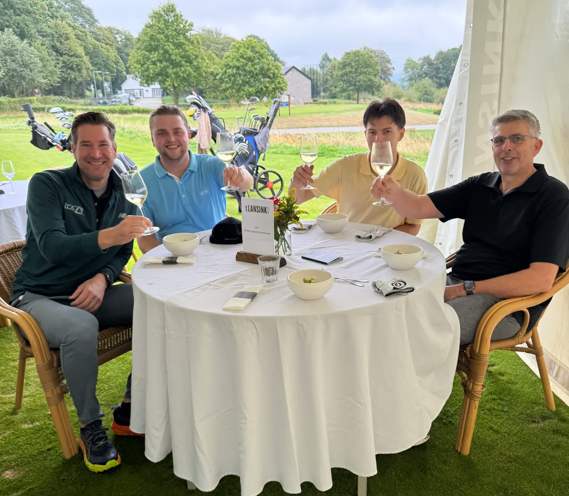 Flight proost met witte wijn aan tafel
