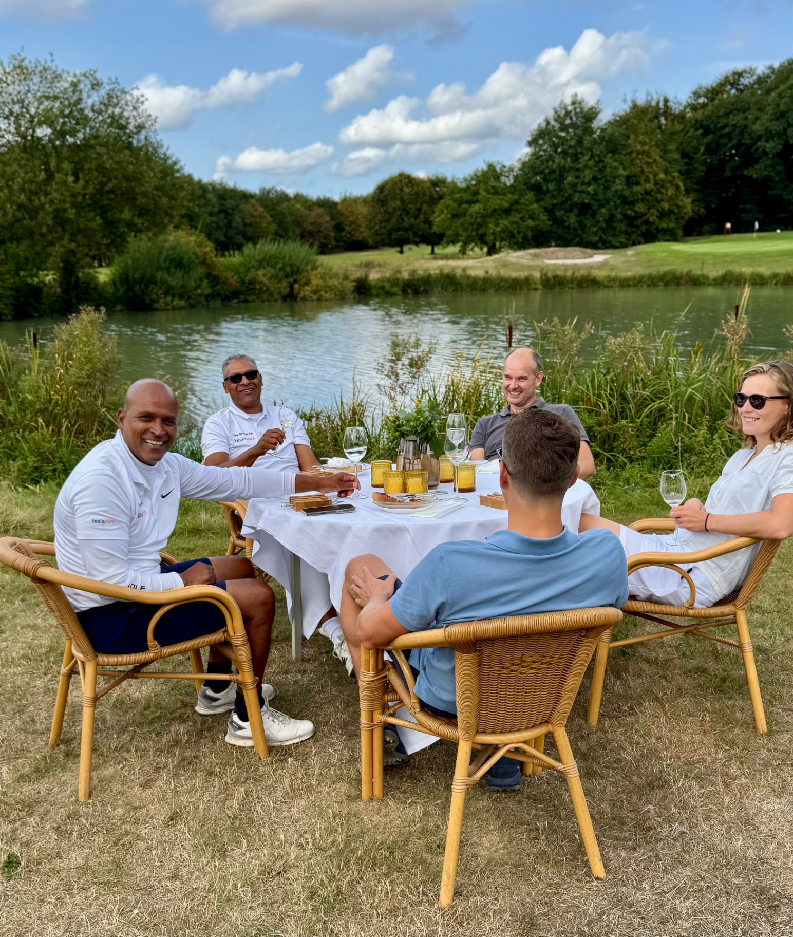 Deelnemers aan tafel aan de waterkant
