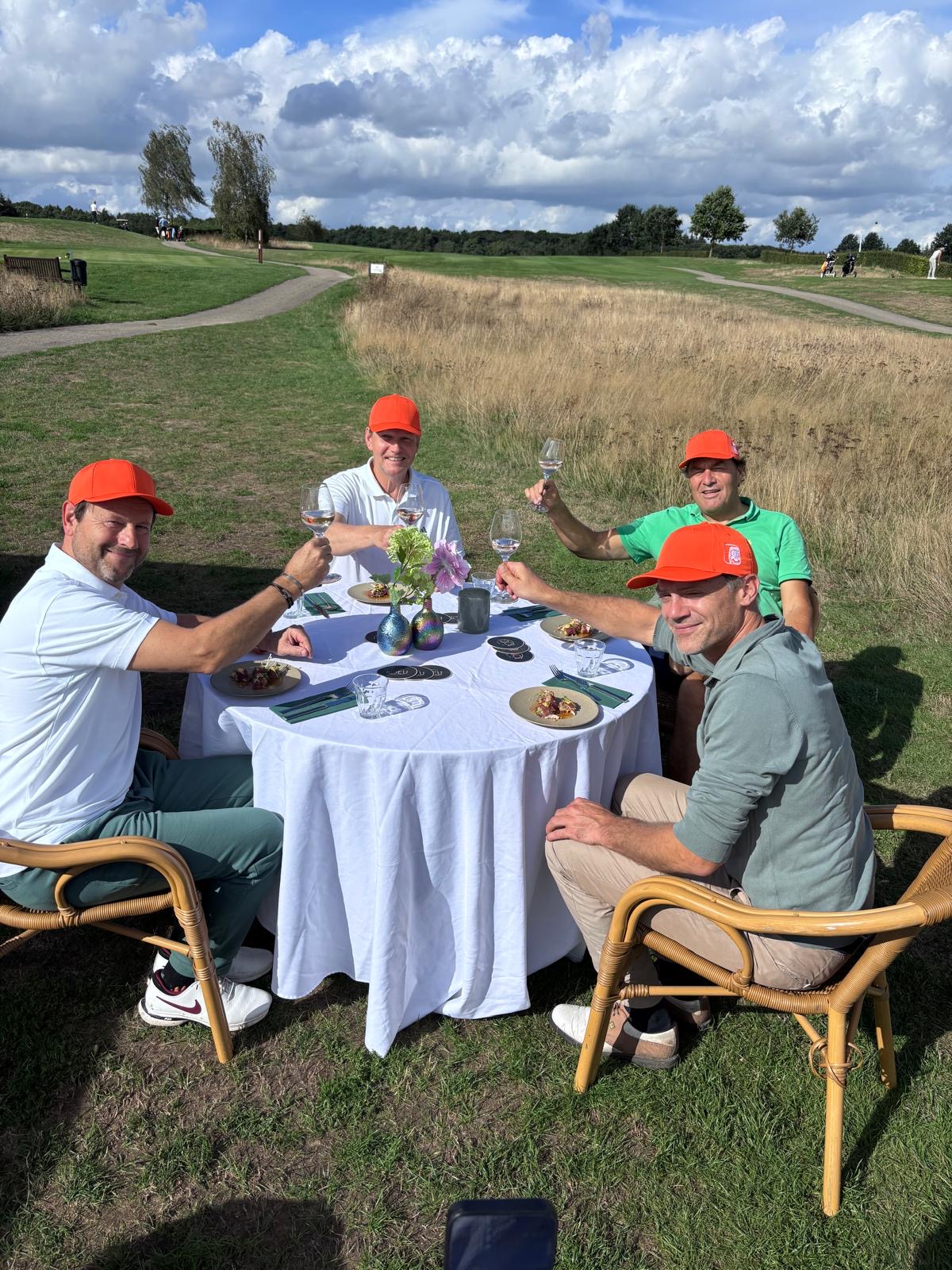 Flight proost met wijn in het gras