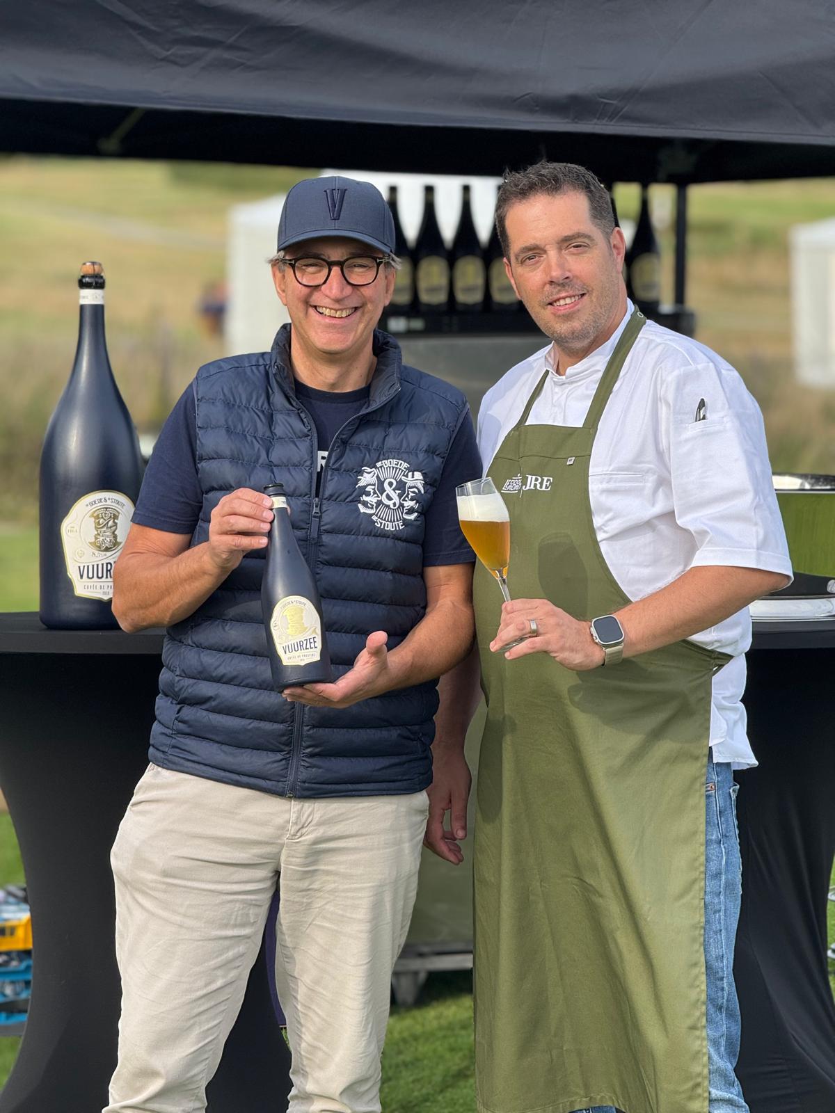 Chef en gast met Vuurzee bier op de golfbaan