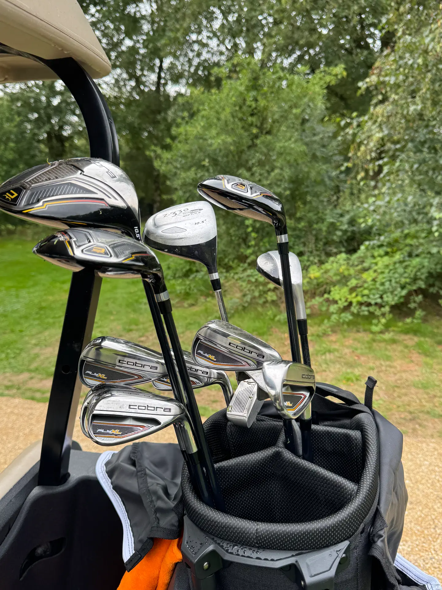 Golfclubs in een tas op de golfkar
