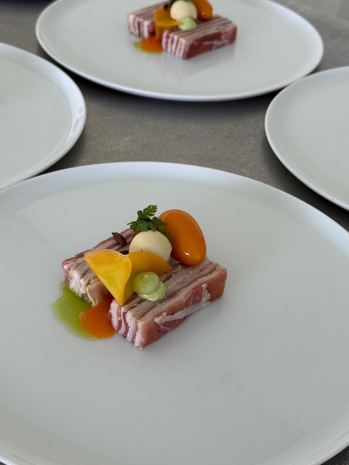 Verfijnd terrine gerecht op wit bord