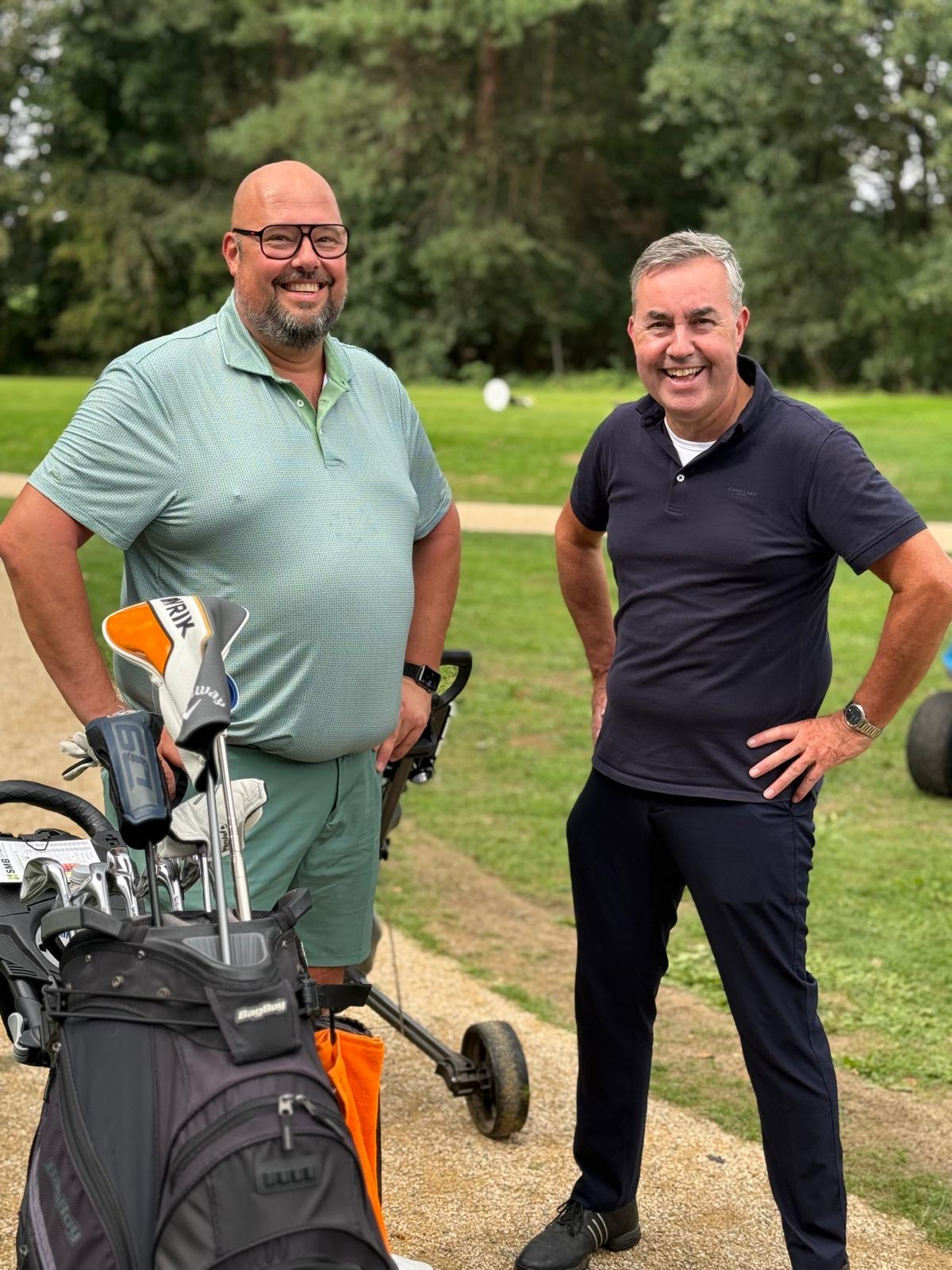 Twee deelnemers lachen op de baan