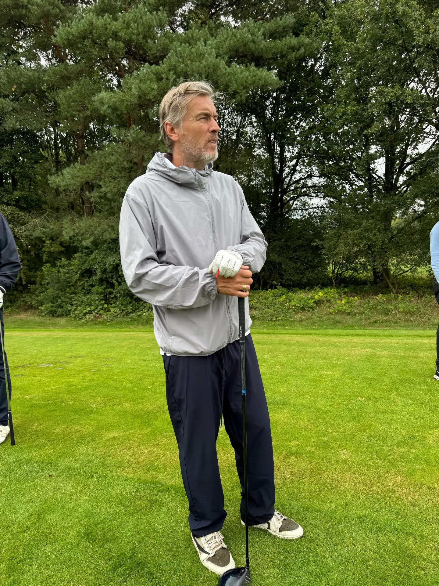 Deelnemer kijkt zijn bal na op de fairway