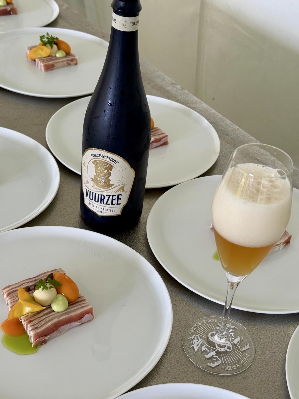 Vuurzee bier met culinaire borden