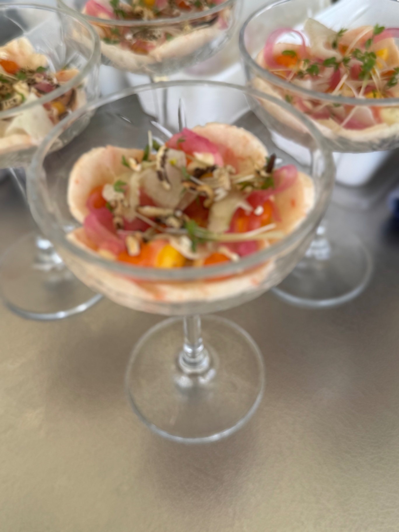 Amuse met tomaat en kruiden in coupe