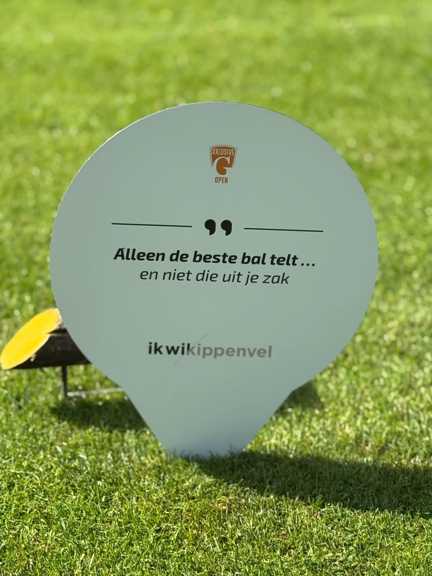 Golfbaan marker met XXLusive Golf Open quote