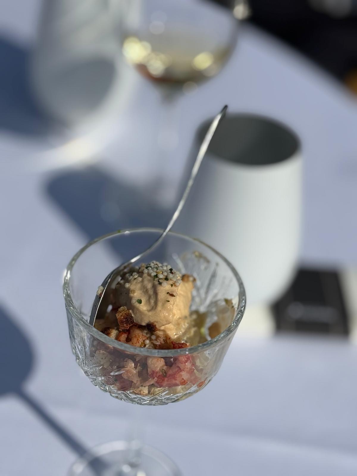 Verfijnd voorgerecht met kreeft in glas