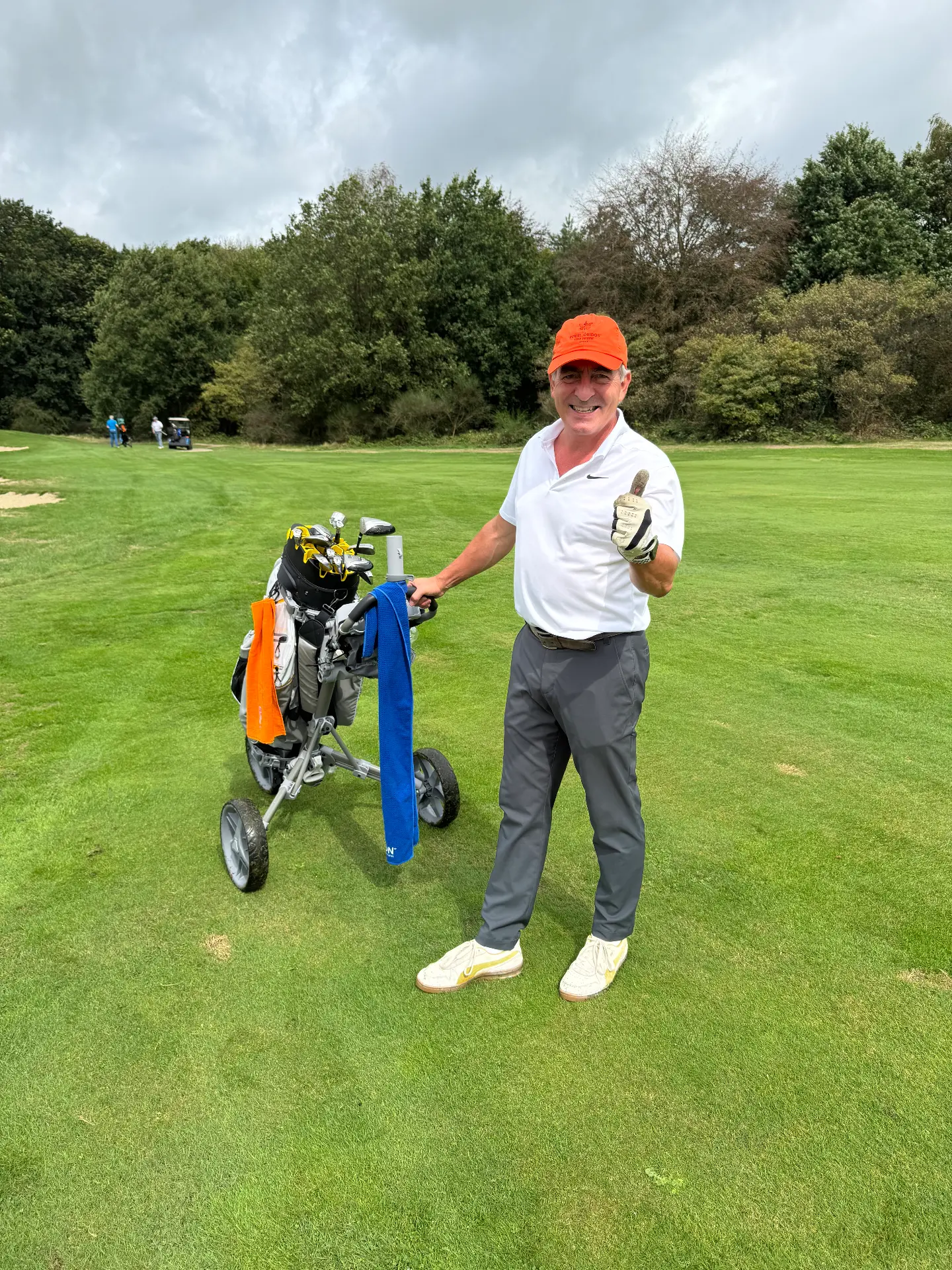 Deelnemer met duim omhoog op de fairway