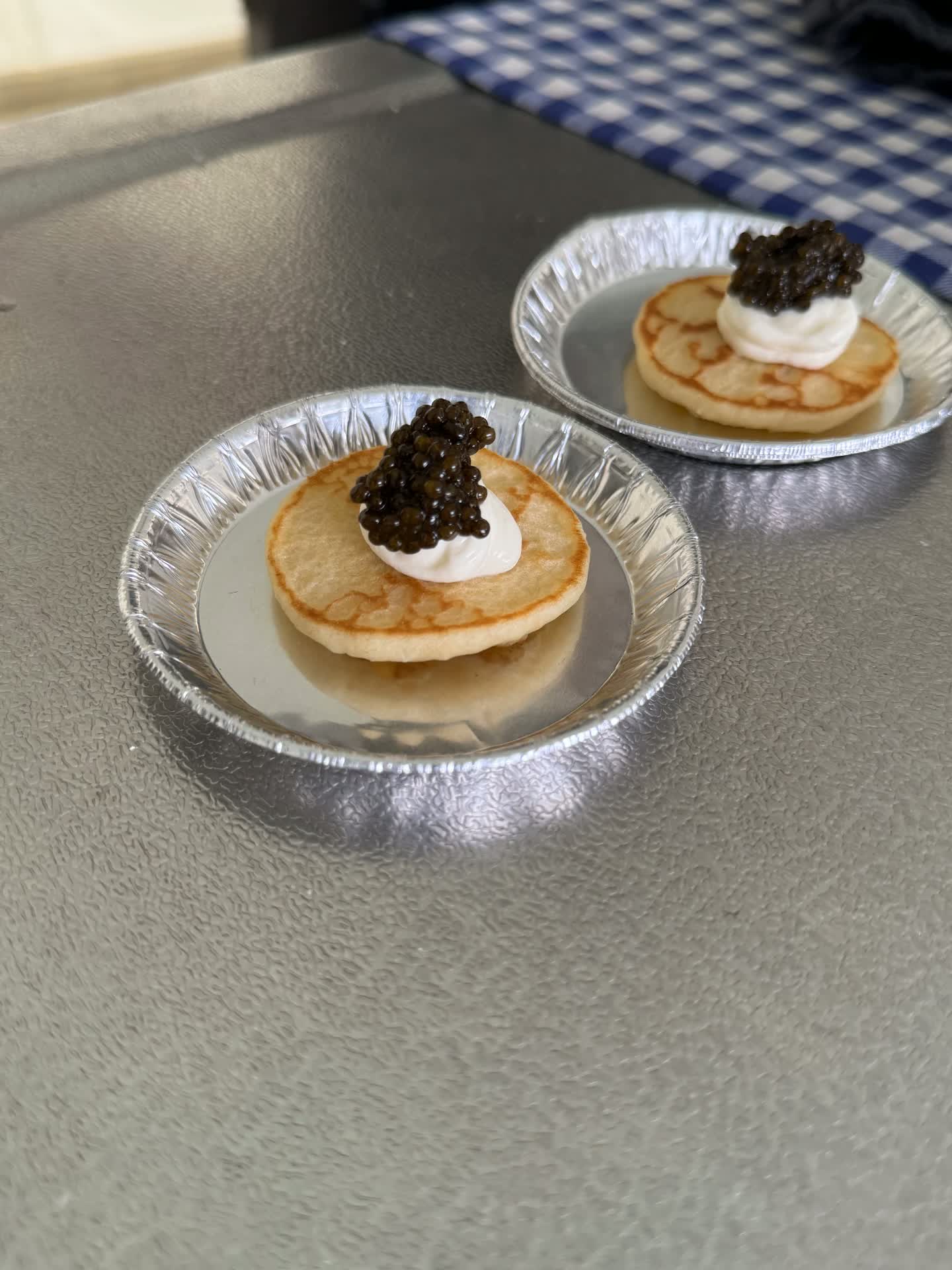 Blini met crème fraîche en kaviaar
