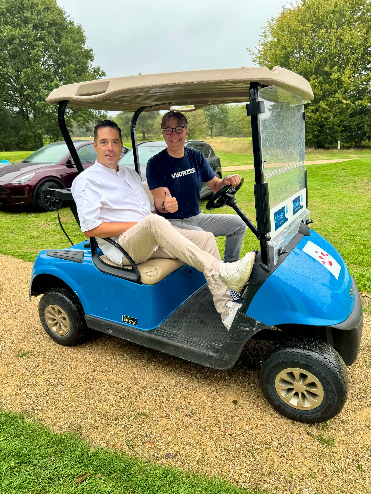 Chef en bestuurder in blauwe golfkar