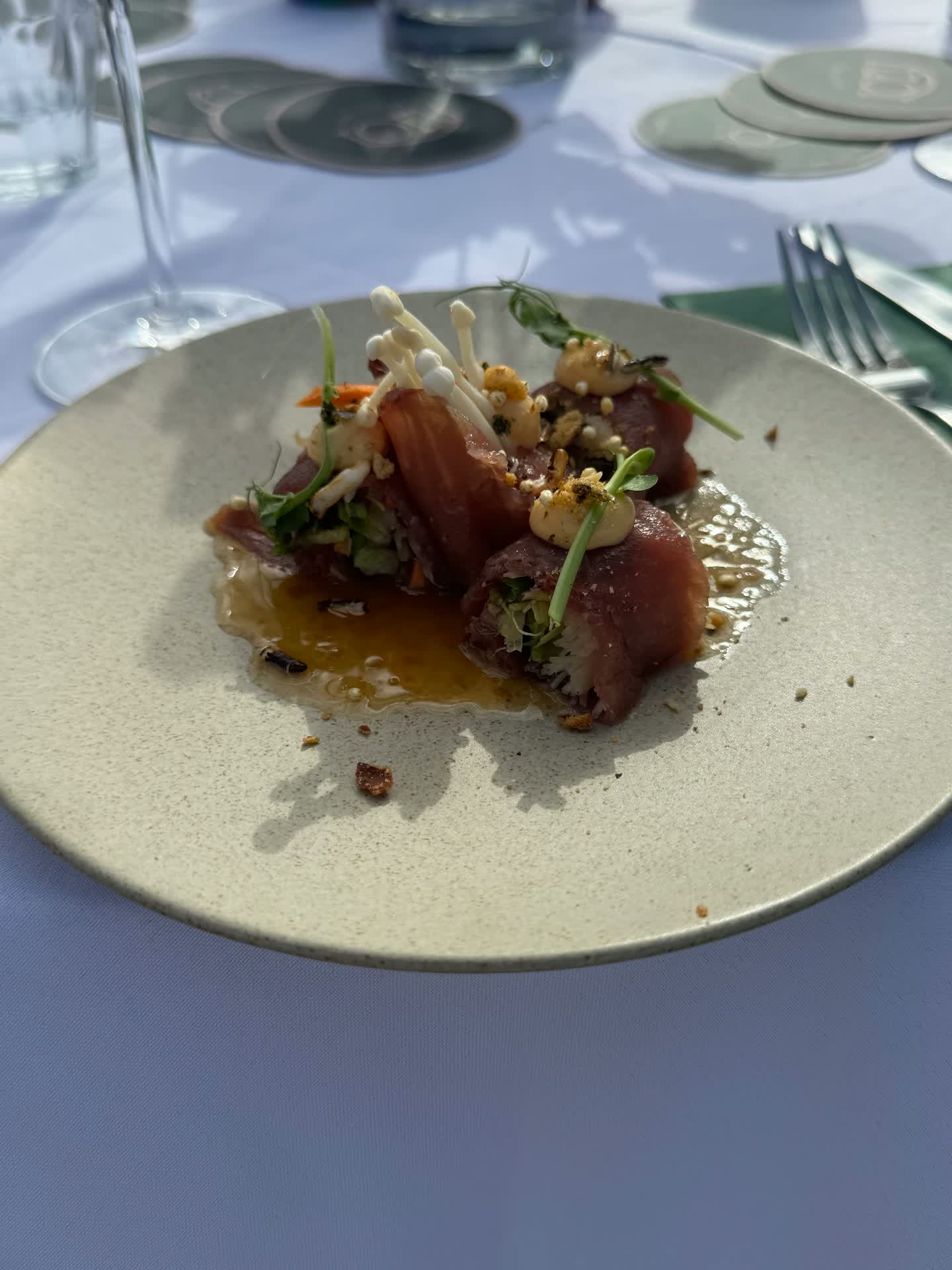 Verfijnd gerecht met tonijn en enoki