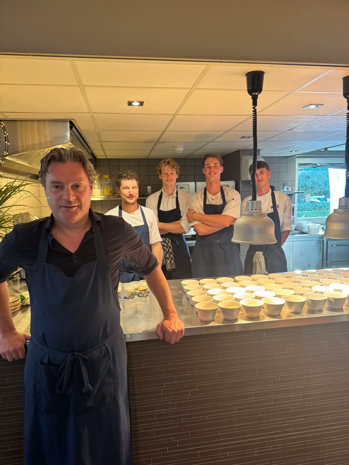 Jeroen Vesters en team in de keuken van Wijnbar Buskens