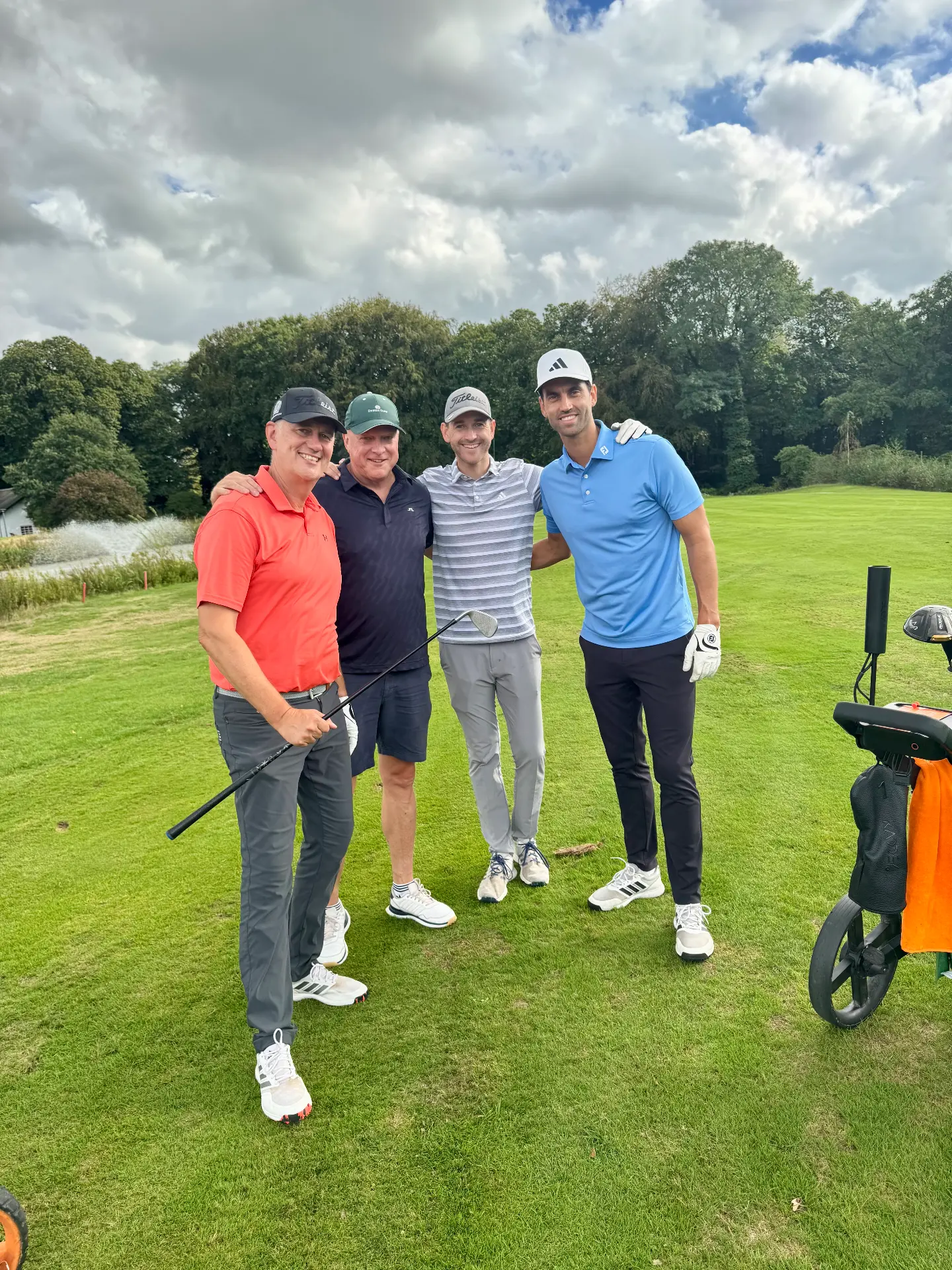 Flight lachend bij de trolley op de fairway